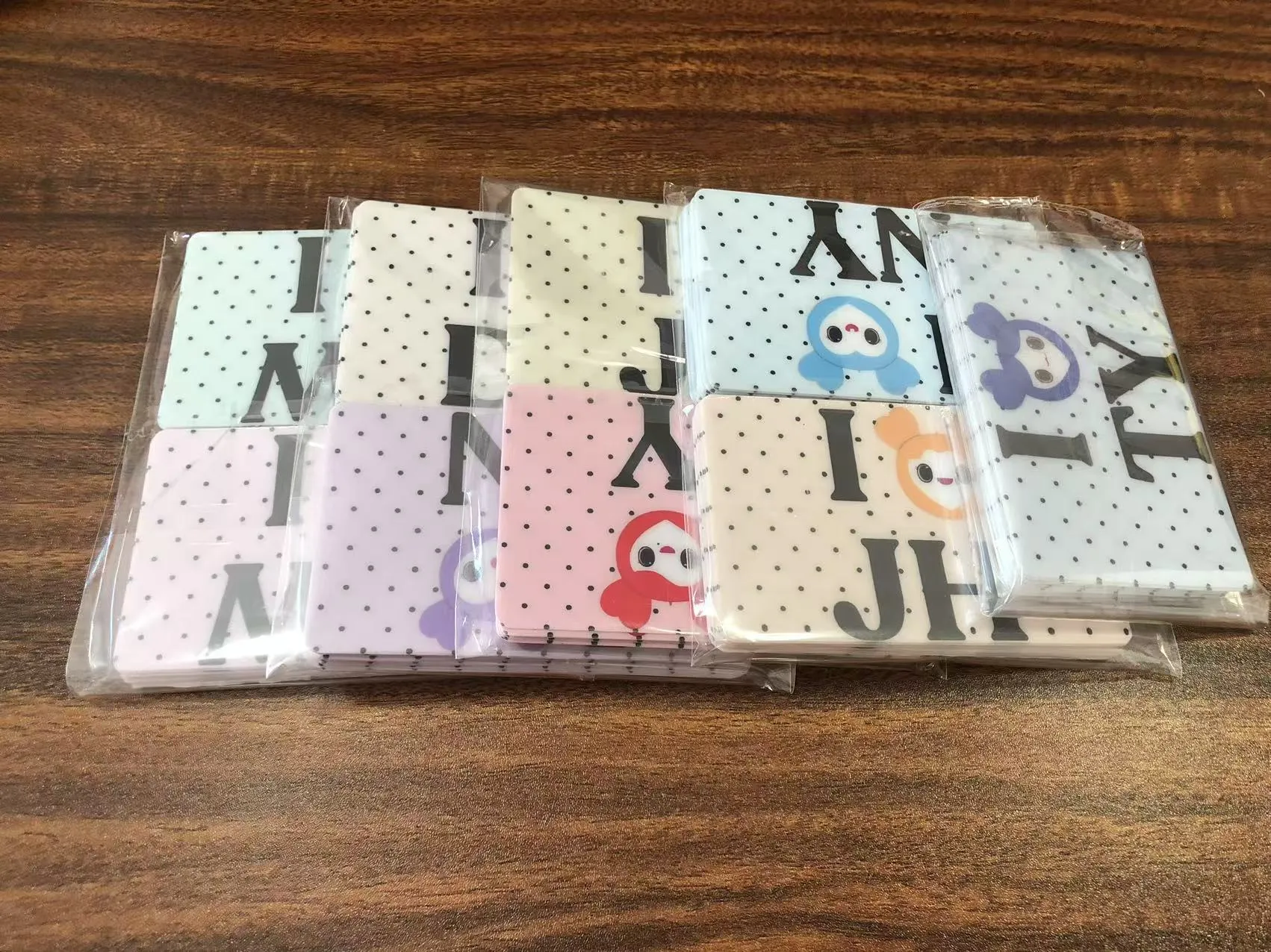 ЈОЈО Пацк испоручује налепнице за корице кредитне картице купцима из САД