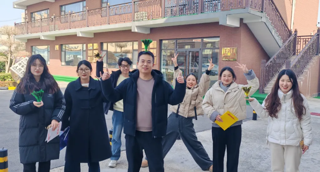 Кратка пауза за ручак даје енергију у канцеларији уз забаву са лоптом